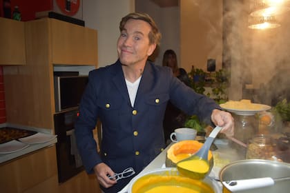 Guido Süller ofreció sopa crema de calabaza como entrada 