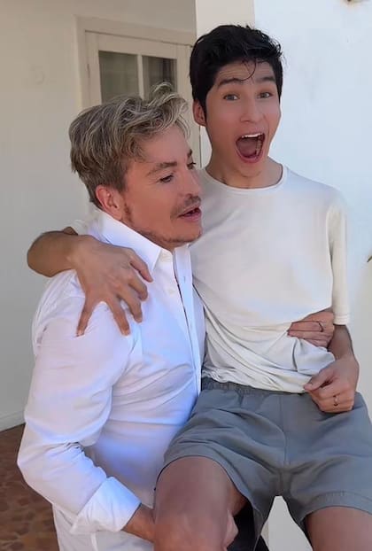 Guido Suller y su novio, Hernán, se casaron en una improvisada ceremonia ante un pastor, en Buzios