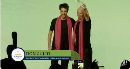 Guido Tassi y Pablo Rivero, de Don Julio, al recibir el premio al Mejor restaurante de la Argentina