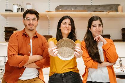 Guido Ventura, Juliana Campanelli y María Paula Vita, de Oda: fabrican vajilla con cáscara de papa