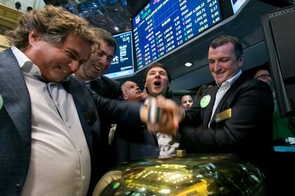 Guilbert Englebienne, Martín Umaran, Alejandro Scannapieco y Martín Migoya dan la tradicional campanada de inicio de operaciones en el New York Stock Exchange (NYSE)