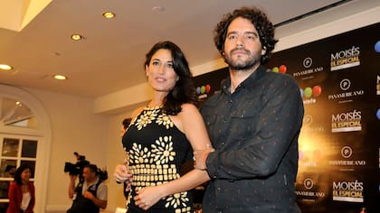Guilherme Winter y su novia, Giselle Itie, quien interpreta a Zípora en la telenovela