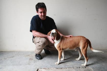 El veterinario Francisco Bryce se estableció en Villa El Salvador hace 10 años para poder atender casos sociales