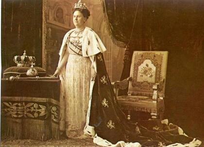 Guillermina anunció su compromiso con el duque Enrique de Mecklenburg en 1900, celebrándose la boda el 7 de febrero de 1901. Ese día, el pueblo de Ámsterdam se lanzó a las calles a celebrar la boda de su Soberana.