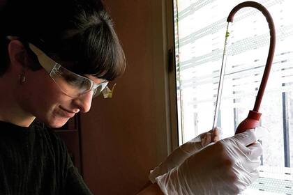 Guillermina Esmoris en el taller de resinas para instrumentos