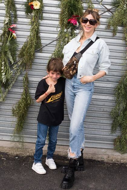 Guillermina Valds fue a ver el debut "en vivo" de su hijo Dante Ortega. Estuvo acompaada por el menor de sus chicos, Lorenzo.