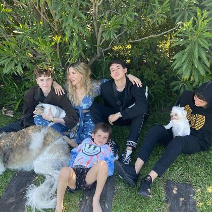Guillermina Valdés junto a sus hijos, Dante, Paloma, Helena y Lorenzo