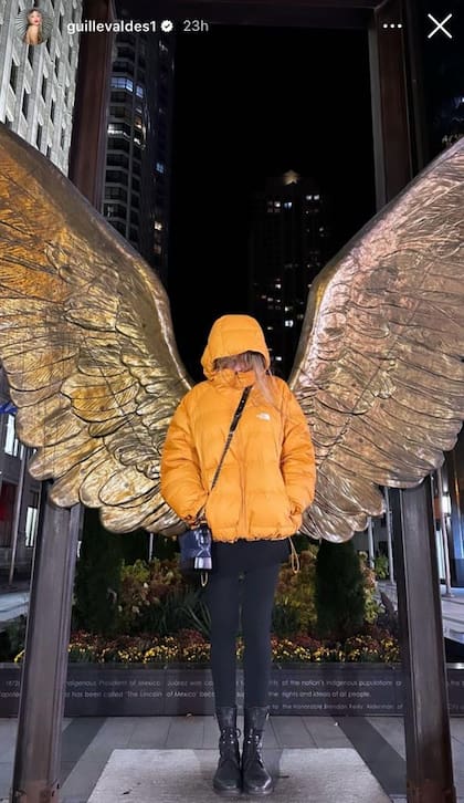 Guillermina Valdes se fotografió delante de las "Alas de México" ubicada en la Plaza de las Américas de Chicago