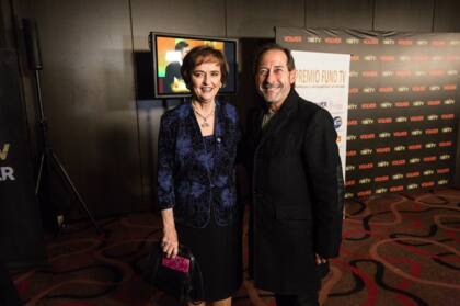 Beatriz Orlowski de Amadeo, presidenta de Fund TV, con Guillermo Francella