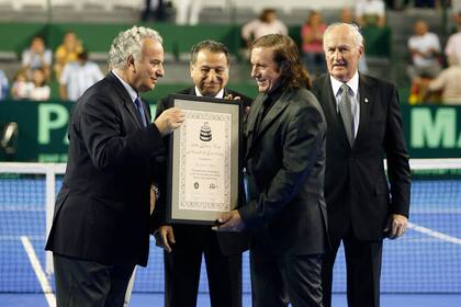 En Mar del Plata 2008, Francesco Ricci Bitti, por entonces presidente de la ITF, entregándole el Premio a la Excelencia en Copa Davis a Guillermo Vilas.