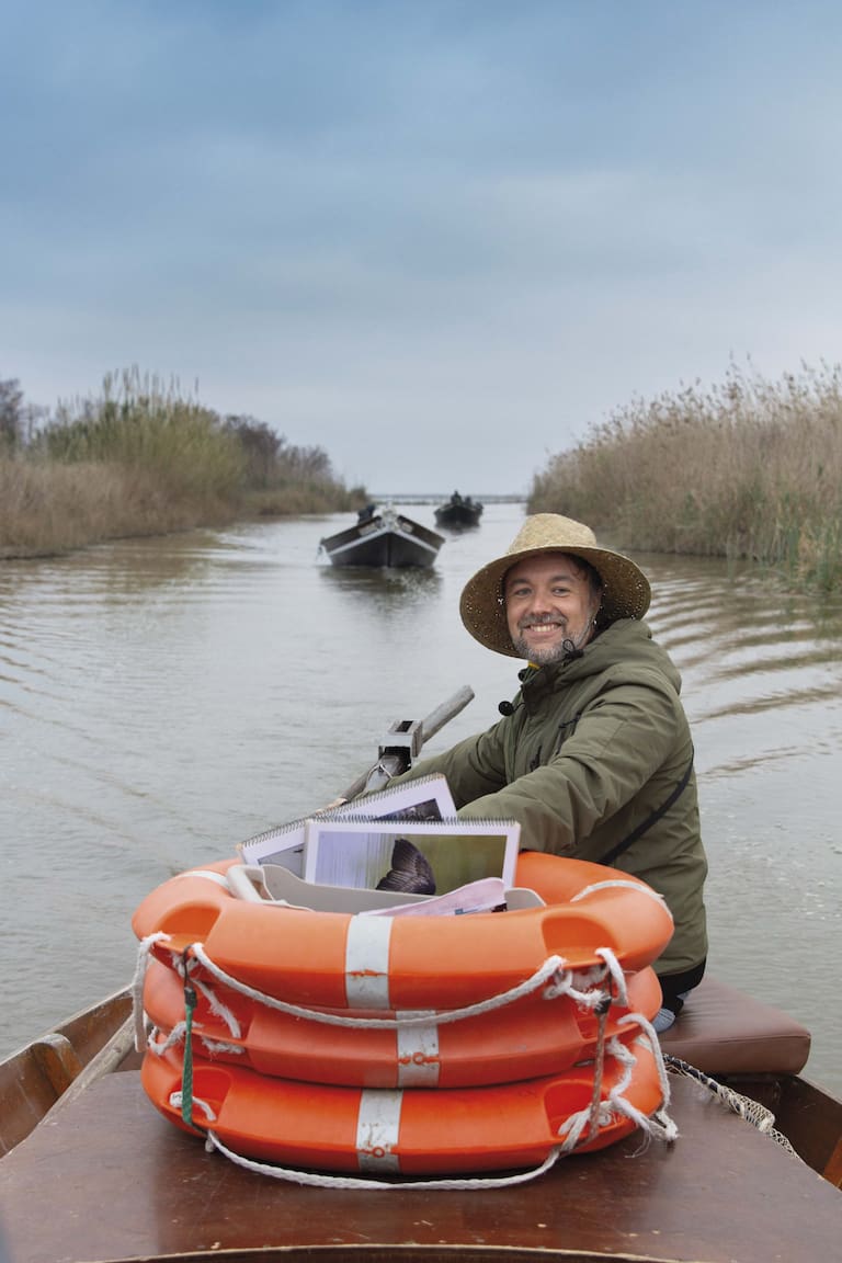 Guillermo Aguilar guía una lancha eléctrica en el lago de La Albufera.
