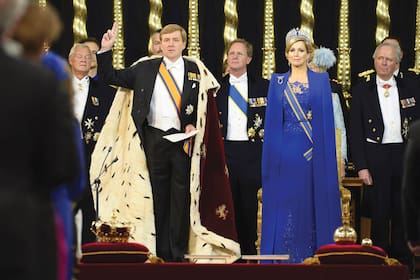 Guillermo Alejandro, durante la ceremonia de investidura. A su lado, Máxima. El 13 de mayo de 2011, dos años antes de la coronación, el Parlamento había confirmado que ella podía recibir el título de Reina consorte y el tratamiento de Su Majestad.