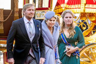 Los llamativos looks de playa de la reina Máxima y la princesa Amalia: vestidos y calzado cómodo