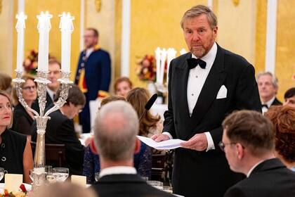Guillermo Alejandro, que lució smoking tal como indica el protocolo. en pleno discurso en el que subrayó la importancia del Consejo de Estado. El Consejo es un asesor independiente del gobierno y el parlamento en materia de legislación y administración y el tribunal administrativo general más alto de los Países Bajos. El Rey es, según la constitución, presidente del Consejo.