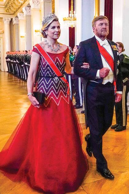 Guillermo Alejandro y Máxima de Holanda. La Reina impactó con un
diseño de Jan Taminiau y la tiara Stuart.