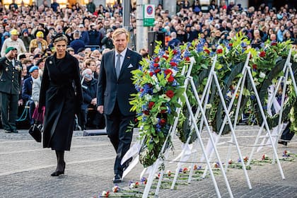 Guillermo Alejandro y Máxima participaron del homenaje a
los caídos durante la Segunda Guerra Mundial celebrado en
la Plaza Dam de Ámsterdam. Para la ocasión, la soberana
lució un tapado cruzado, de solapas anchas, de Max Mara,
que combinó con un tocado de Philip Treacy.