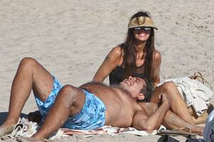 Guillermo Andino y Carolina Prat disfrutan de la playa en Punta del Este
