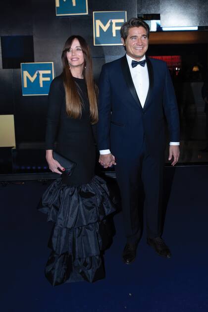 Guillermo Andino y Carolina Prat se mostraron inseparables. Él optó por un smoking de Etiqueta Negra y ella, por un vestido al cuerpo con volados que compró en un viaje.