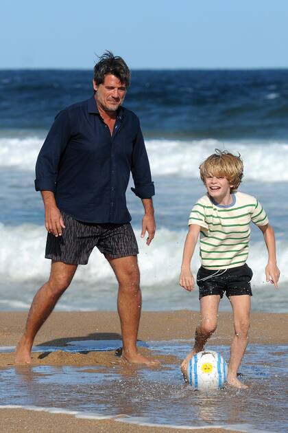 Guillermo Andino y su hijo Monchi
comparten la pasión
por el fútbol y
despuntan el vicio
en las arenas de José
Ignacio.