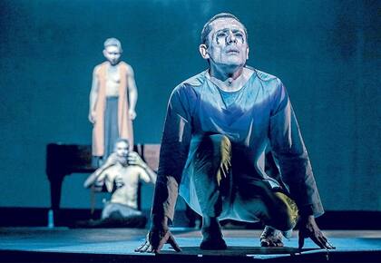 Guillermo Angelelli, en el papel de Edipo con vestuario y escenografía más parecidas a Star Wars que a un montaje típico