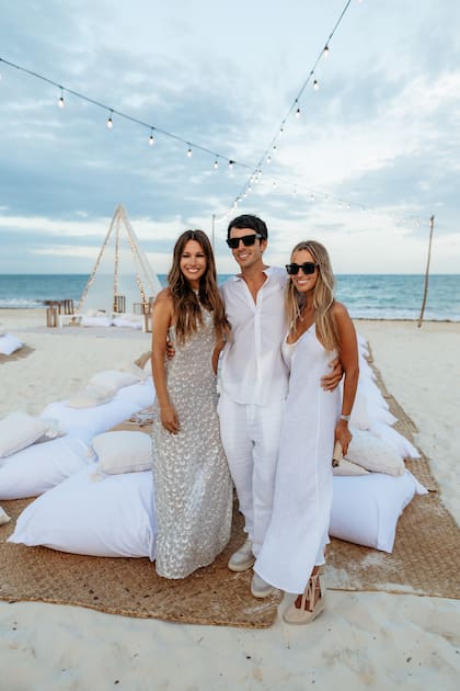 Guillermo Ardohain, hermano de la modelo, y su novia Male Zermoglio se sumaron al dress code total white