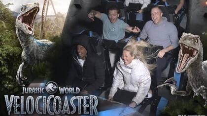 Guillermo Ardohain y Barbie Simons en Jurassic World VelociCoaster, una montaña rusa que lleva a los pasajeros a unos 50 metros de altura a una velocidad de hasta 112 kilómetros por hora