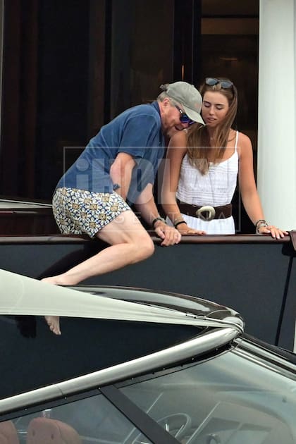 Guillermo baja del TM Blue One mientras la princesa Alexia espera su turno.