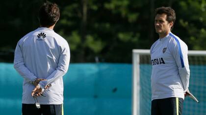 Guillermo Barros Schelotto con su hermano Gustavo en el predio de la AFA en Ezeiza