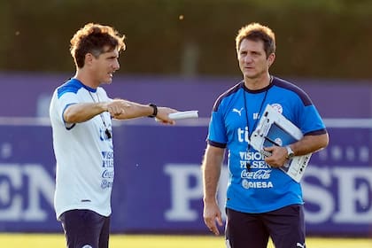 Guillermo Barros Schelotto entrenador de la selección de Paraguay, junto a su hermano Gustavo durante un entrenamiento del equipo guaraní en Ypané, el martes 9 de noviembre de 2021 