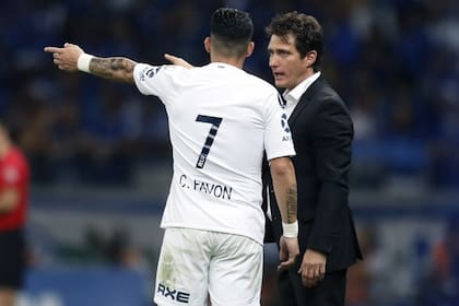Guillermo Barros Schelotto le da instrucciones a Cristian Pavón