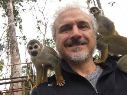 Guillermo Blugerman, uno de los pocos argentinos que forma parte del Travelers’ Century Club. aqui en el amazonas colombiano