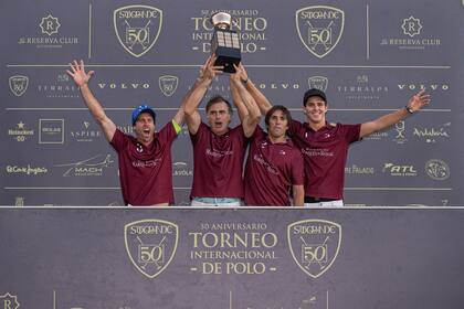 Guillermo Caset, Alejandro Aznar, Santiago Cernadas y Cruz Heguy, los campeones de la Copa de Oro 50º Aniversario; el circuito español de alto handicap cumplió medio siglo.