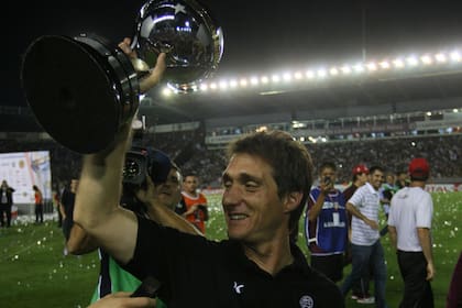 Guillermo, con su primer título internacional como DT