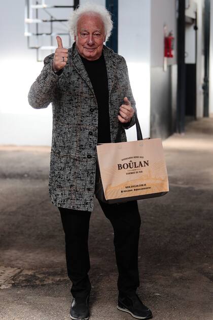 Guillermo Coppola llegó a votar con un paquete de una panadería para obsequiarle a las autoridades de mesa