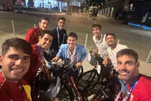 Guillermo Coria, en el centro, rodeado de argentinos (Machi González, Etcheverry y Navone) y españoles (Alcaraz, Munar, Carreño Busta y Granollers), en la Villa Olímpica de París 2024