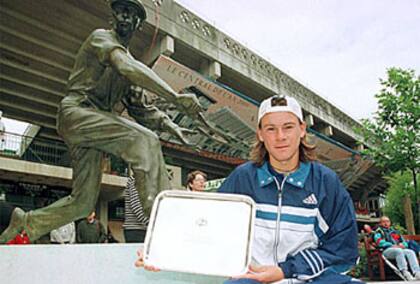 Otros tiempos: Willy Coria, en la Plaza de los Mosqueteros, a metros del court central, con el trofeo de campeón junior del abierto francés.