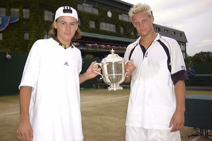Guillermo Coria y David Nalbandian , tenistas juveniles argentinos ganadores de la final de dobles en Wimbledon , exhiben el trofeo obtenido el 04 de Julio de 1999