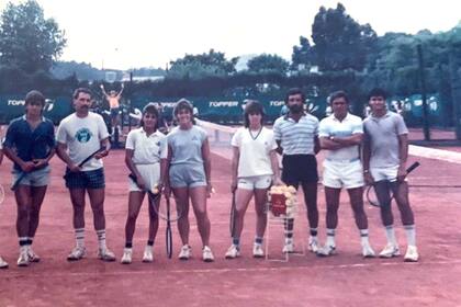 Guillermo Corti (el 2° desde la izquierda), con Guillermo Pérez Roldán, otros juniors, Raúl Pérez Roldán y Luli Mancini