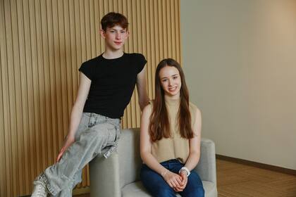 Guillermo cumplió 18 años en mayo, Jazmín recién tendrá 17 el próximo 31 de de diciembre; además de una obvia pasión por la danza, los une la madurez que a su edad les dio una vida de independencia, lejos de sus familias