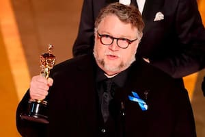 Qué significa el moño azul que lucieron Guillermo del Toro y otras celebridades en los Oscar
