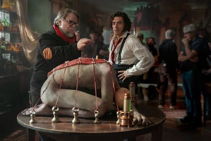 Guillermo del Toro prepara una escena en el rodaje de Frankenstein junto a Oscar Isaac