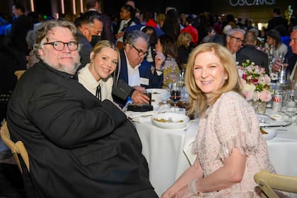 Guillermo del Toro y su mujer Kim Gordon junto a la CEO de la Academia de Hollywood Dawn Hudson