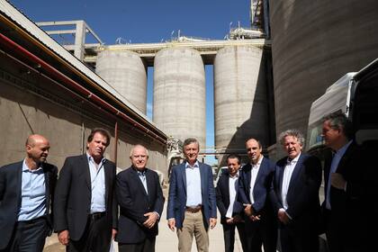 Guillermo Dietrich, Sergio Nardelli, Miguel Lifschitz, Mauricio Macri y Dante Sica, durante una visita a la planta procesadora de Vicentin en Timbúes, en febrero de 2019