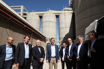 Guillermo Dietrich, Sergio Nardelli, Miguel Lifschitz, Mauricio Macri y Dante Sica, durante una visita a la planta procesadora de Vicentin en Timbúes, en febrero de 2019
