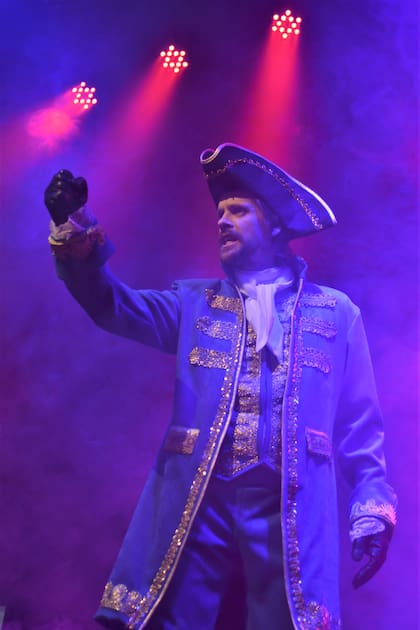 Guillermo Easdale, como Víctor Frankenstein