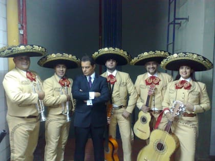 Guillermo Elías, en la piel de Luis Miguel, junto a un grupo de mariachis