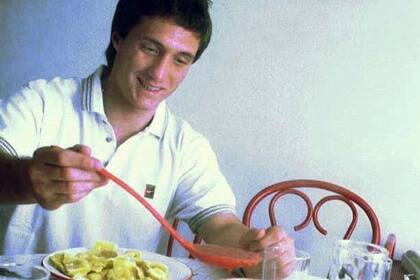 Guillermo, en 1996, almorzando ravioles tras el 6-0 de Gimnasia ante Boca en la Bombonera