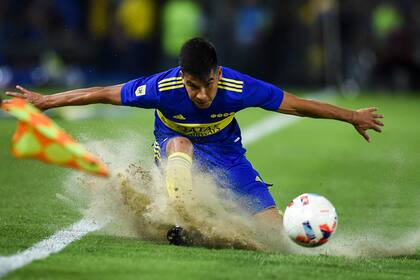 Guillermo Fernández de Boca Juniors patea el balón durante un partido entre Boca Juniors y Colón como parte de la Copa Liga Profesional 2022 en el Estadio Alberto J. Armando el 13 de febrero de 2022 en Buenos Aires, Argentina
