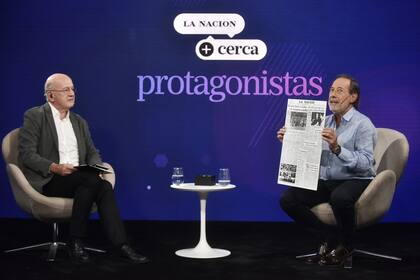 Guillermo Francella con la tapa del diario LA NACION de 1967 con Racing campeón mundial, un momento especial en LA NACION + Cerca Protagonistas, el ciclo de entrevistas a cargo de Pablo Sirvén