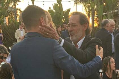 Guillermo Francella saluda al novio